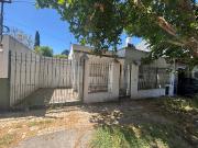 Casa a refaccionar con gran jardin y cochera