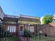 CASA A REFACCIONAR SOBRE AVENIDA LARRAZABAL CON FONDO