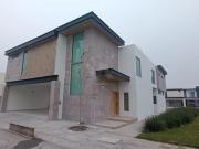 Casa a un costado de área verde en fracc. al norte