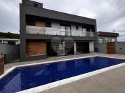 Casa à venda 4 dormitórios 3 suítes Piscina e Alta Segurança
