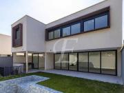 Casa com 4 dormitórios à venda, 541 m² por R$...