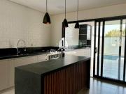 Casa à venda com 03 quartos, sendo 1 suíte, no...