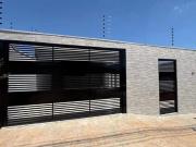 Casa à venda com 3 quartos sendo 1 suíte e com piscina