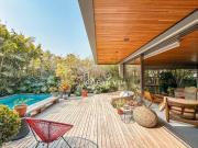 Casa à venda com 4 quartos sendo 4 suítes, 582 m²...