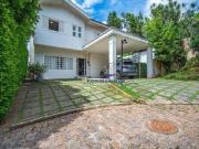 Casa à venda com 4 Suítes no miolo da Granja Viana Cotia/SP