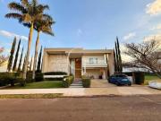 Casa à venda com 5 Suítes, Quadra de Beach Tênis no...