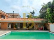 Casa á venda com 704m², 4 suítes, 08 vagas e piscina no...