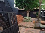 Casa à venda com pátio e garagem na Cidade Baixa