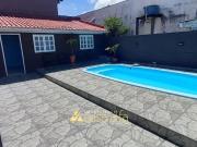 Casa a venda com piscina em Shangrilá