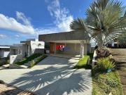 Casa à venda com três quartos, suíte e quatro vagas...