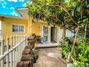 CASA À VENDA COM TRÊS MORADIAS