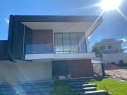 Casa à venda de 220m² | 04 dormitórios, sendo suítes e...