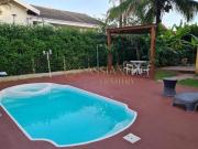 Casa à venda de 380m² |05 suítes, 06 banheiros e 09...