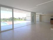 Casa a venda em condomínio fechado com 335m², 3 suítes e...