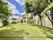 Casa à venda em condomínio na Granja Viana com 3 suítes,...