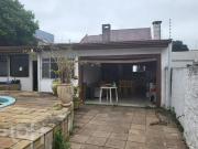 Casa à venda em Partenon com 210 m², 3 quartos, 4 vagas