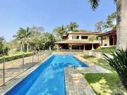 Casa à venda na Granja Viana com 4 suítes, piscina, área...