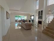 Casa de Alto Padrão à VENDA ou LOCAÇÃO no Condomínio...