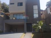 Casa á venda, três suítes, piscina no condomínio Villa...