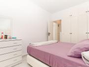 Casa adosada de 2 dormitorios y parking privado, sin...