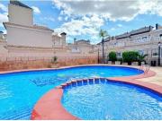 CASA ADOSADA DE ESTILO CUÁDRUPLE CON 3 DORMITORIOS Y...