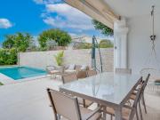 Casa adosada de tres dormitorios recientemente renovada...