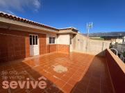 Casa adosada en venta en Arico. OPORTUNIDAD! EDIFICIO EN...