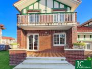 Casa adosada en venta en Bárcena de Cicero. CHALET...