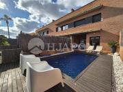 Casa adosada en Venta en Centre