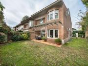 Casa adosada en venta en Madrid, Mirasierra. Descubre...