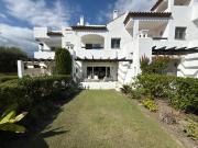 Casa adosada en venta en Marbella, Las Brisas. Elegante...