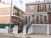 Casa adosada en venta en Villares de la Reina. Chalet en...