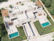 Casa adosada moderna de nueva construcción con piscina...