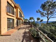 Casa adosada por un lado con vistas al mar, piscina...