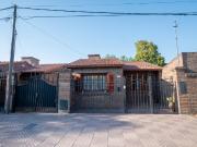 Casa al frente con cochera, 3 dormitorios patio verde...