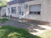 Casa al frente con doble ingreso 2 dormitorios,...