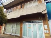Casa al frente con local y cochera – Potencial comercial...