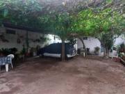 Casa al frente, con patio y cochera, 1 dormitorio, zona sur