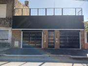 Casa al Frente en 2 Plantas / Local Comercial / Quincho...