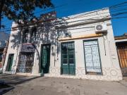 Casa al frente + locales comerciales sobre Av