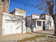 Casa al frente y Dpto. en z/ Comercial Blas Parera