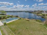 Casa al lago en Muelles Puertos / Escobar