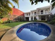 Casa al norte de Cuernavaca con alberca y jardín...