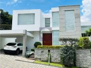 Casa ALQUILER 3 dormitorios Cumbayá urbaniz La Viña