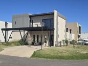 Casa Alquiler 4 ambientes, 2 cocheras, 143m2, Trinidad...