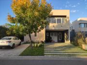 Casa Alquiler 4 ambientes, 2 cocheras, 205m2, Blvd....
