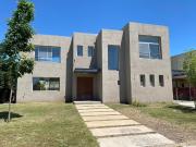 Casa Alquiler 4 ambientes a estrenar, 800m2, 3 cocheras,...