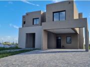 Casa Alquiler 5 ambientes 1 año, 270m2, 6 cocheras, San...