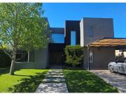 Casa Alquiler 5 dormitorios 5 años, 262m2, 4 cocheras,...