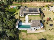 Casa Alto Padrão com terreno de 9.450 metros em Condomínio!